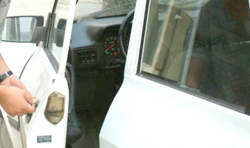 Doi minori au fost prinşi în timp ce încercau să fure dintr-o maşină parcată